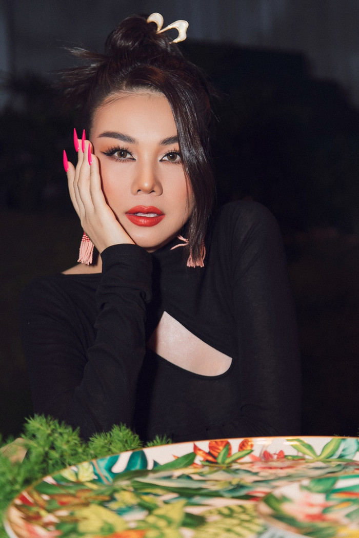 Để tăng thêm vẻ sắc sảo, cá tính, “chị đại” làng mốt Việt chọn kiểu tóc búi cao, trang điểm mắt xếch đầy ấn tượng