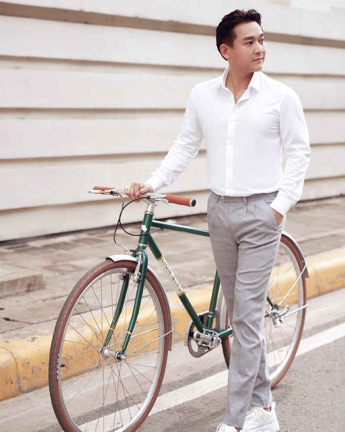 Sơ-mi trắng, quần tây là outfit đơn giản nhưng mang lại hiệu quả cao cho người mặc, và Hưá Vĩ Văn không là ngoại lệ. 