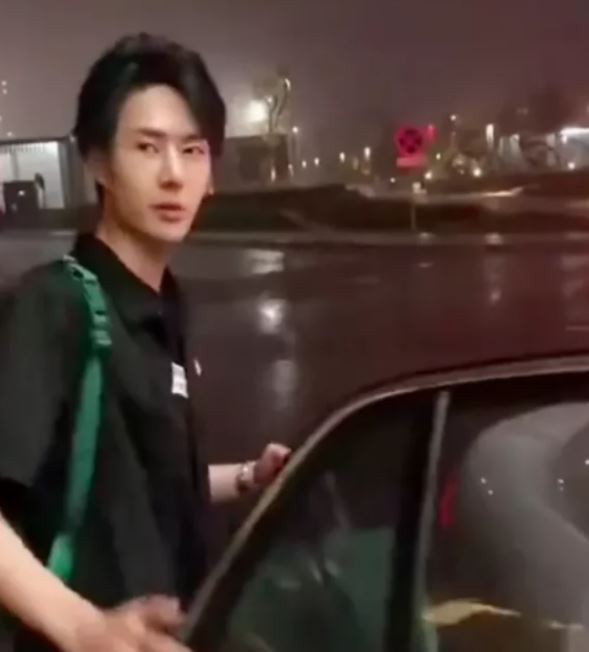 'Thẳng nam' Vương Nhất Bác bỗng chốc ngọt ngào với fan Ảnh 11