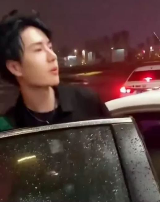 'Thẳng nam' Vương Nhất Bác bỗng chốc ngọt ngào với fan Ảnh 12