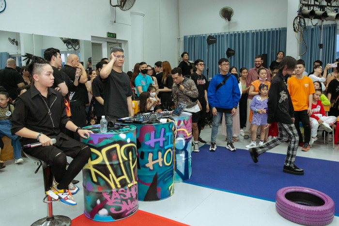 Lần lượt các người mẫu xuất hiện trước BGK, độ tuổi được đưa ra là từ 5 - 25 tuổi. 