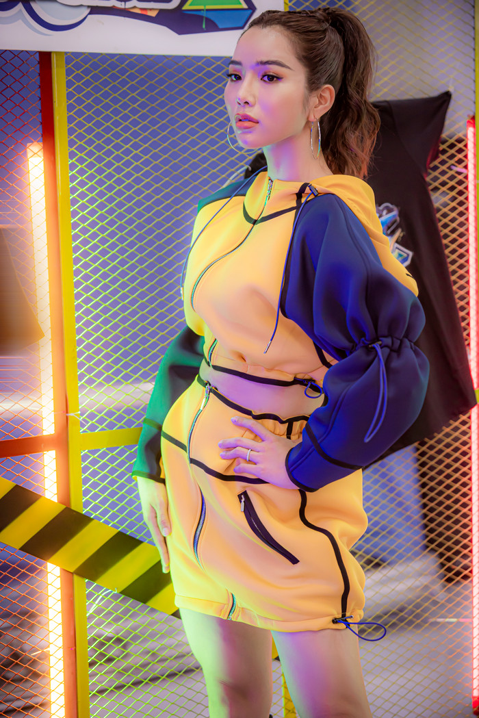 Siêu mẫu Hà Anh diện croptop màu sắc, đọ dáng nóng bỏng cùng Minh Tú Ảnh 8