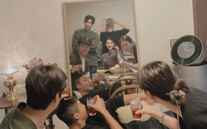 Dàn sao 'Quân vương bất diệt' tụ họp nhậu nhẹt: Kim Go Eun trổ tài chụp ảnh cho Lee Min Ho Ảnh 2