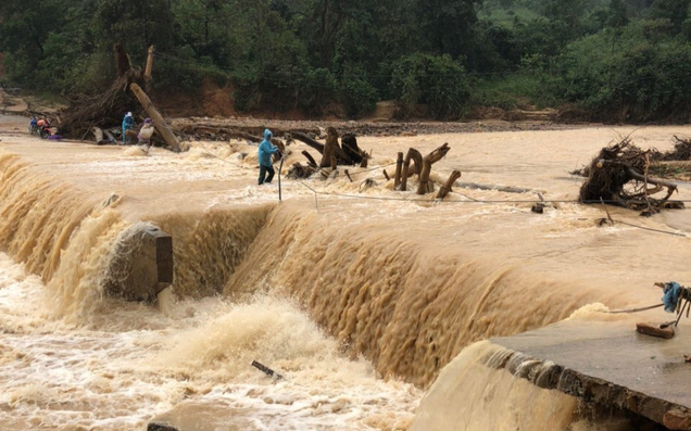 Người đàn ông lao mình xuống dòng nước cứu sống 3 người suýt bị lũ cuốn trôi Ảnh 2