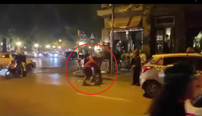 Sau va chạm, người đàn ông đi xe máy lao vào 'xử đẹp' tài xế taxi. Ảnh chụp màn hình