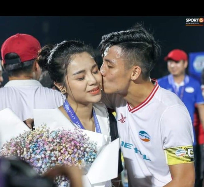 Bùi Tiến Dũng cầu hôn Khánh Linh trên sân cỏ (Ảnh: Sport5)