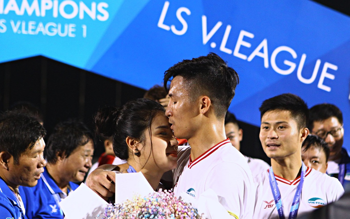 Cầu thủ Bùi Tiến Dũng bất ngờ cầu hôn bạn gái sau khi giành chức vô địch V.League Ảnh 2