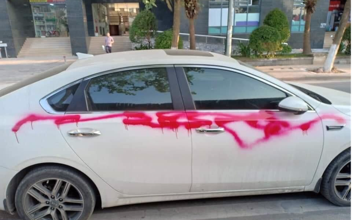 Hàng loạt ô tô bị xịt sơn nhem nhuốc khi đỗ trong khu đô thị ở Hà Nội, nhiều chủ xe 'khóc thét' Ảnh 2