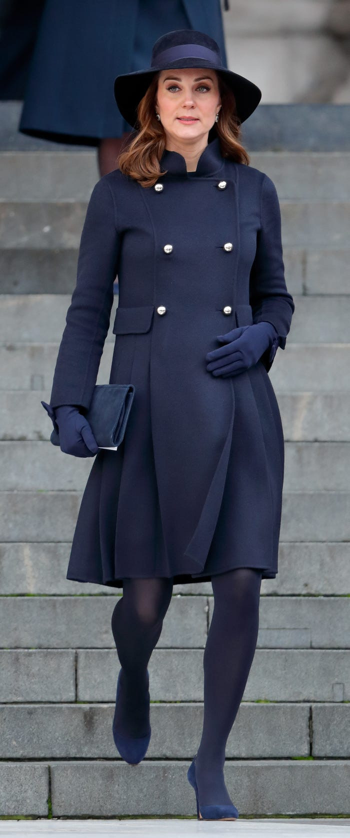 Trong sự kiện, áo khoác, mũ, găng tay, tất, giày của Kate đều có màu xanh đậm. 