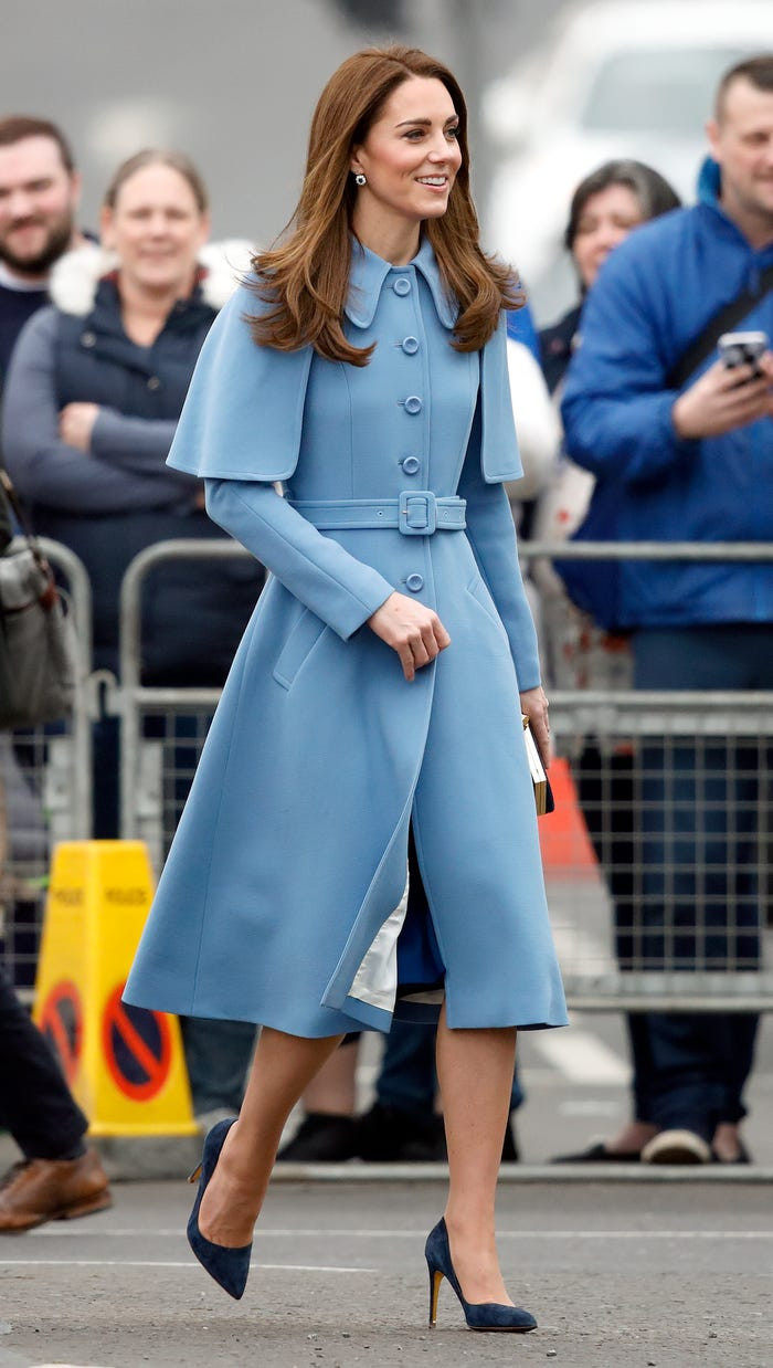 Khi đến thăm Bắc Ireland, Kate Middleton để lại ấn tượng thanh lịch sâu sắc trong chiếc áo khoác Mulberry. Tay áo cape và cổ áo tròn là thiết kế rất cổ điển của Vương quốc Anh. 