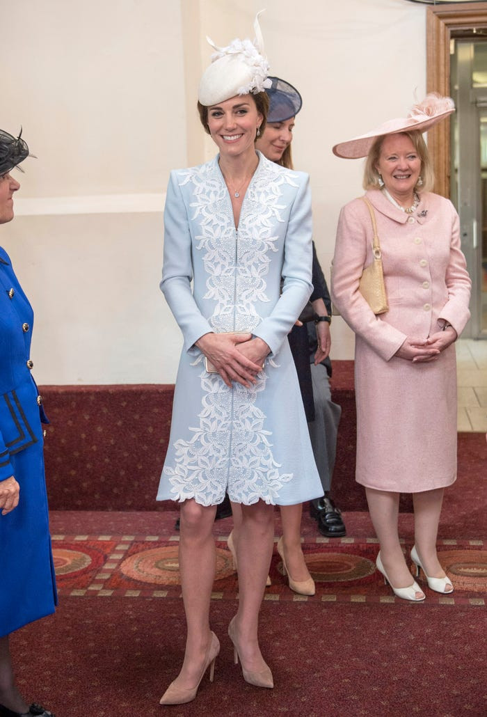 Để tôn vinh sinh nhật lần thứ 90 của Nữ hoàng, Kate mặc một chiếc áo khoác màu xanh nhạt của Catherine Walker. 