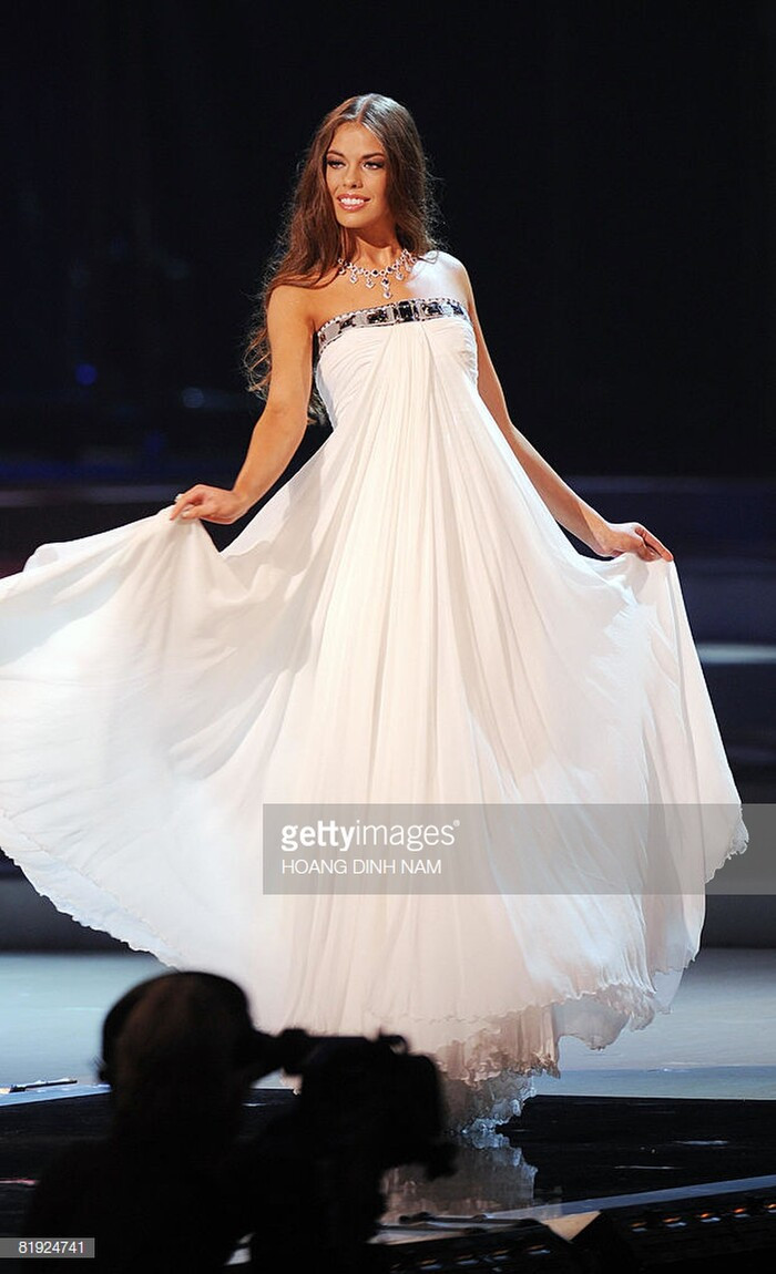 Cũng chọn sắc trắng, Vera Krasova đại diện của nước Nga cán đích Á hậu 3. Bộ cánh này khá giống với người đồng hương Oxana chiến thắng Miss Universe 2002.