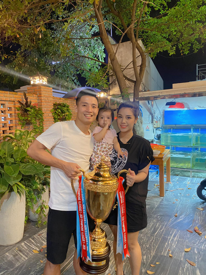 Người hâm mộ đón chờ đám cưới của Bùi Tiến Dũng và Khánh Linh.