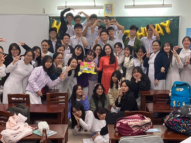 Thế nhưng cô giáo cùng cả lớp sau đó cũng đã có những khoảnh khắc ấm áp trong ngày đặc biệt này. Ảnh: Trường người ta/The Sharkers 16