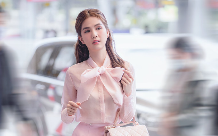 Diện nguyên cây hồng, Ngọc Trinh hóa tiểu thư đầy ngọt ngào tại sân bay Ảnh 2