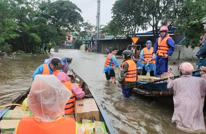 Không cần rầm rộ, chủ trọ giúp đỡ hai nữ sinh miền Trung theo cách tinh tế khiến nhiều người ấm lòng Ảnh 2