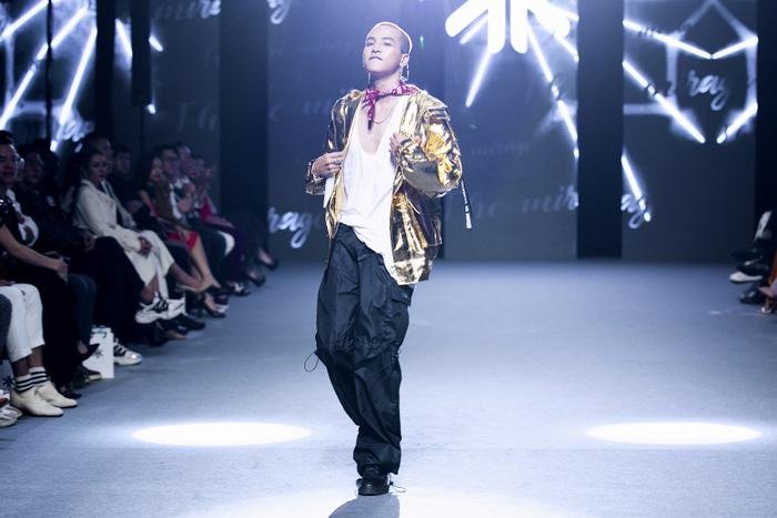 Rapper Weeza King Of Rap cùng mẫu nhí 'khuấy đảo' sàn runway Ảnh 2