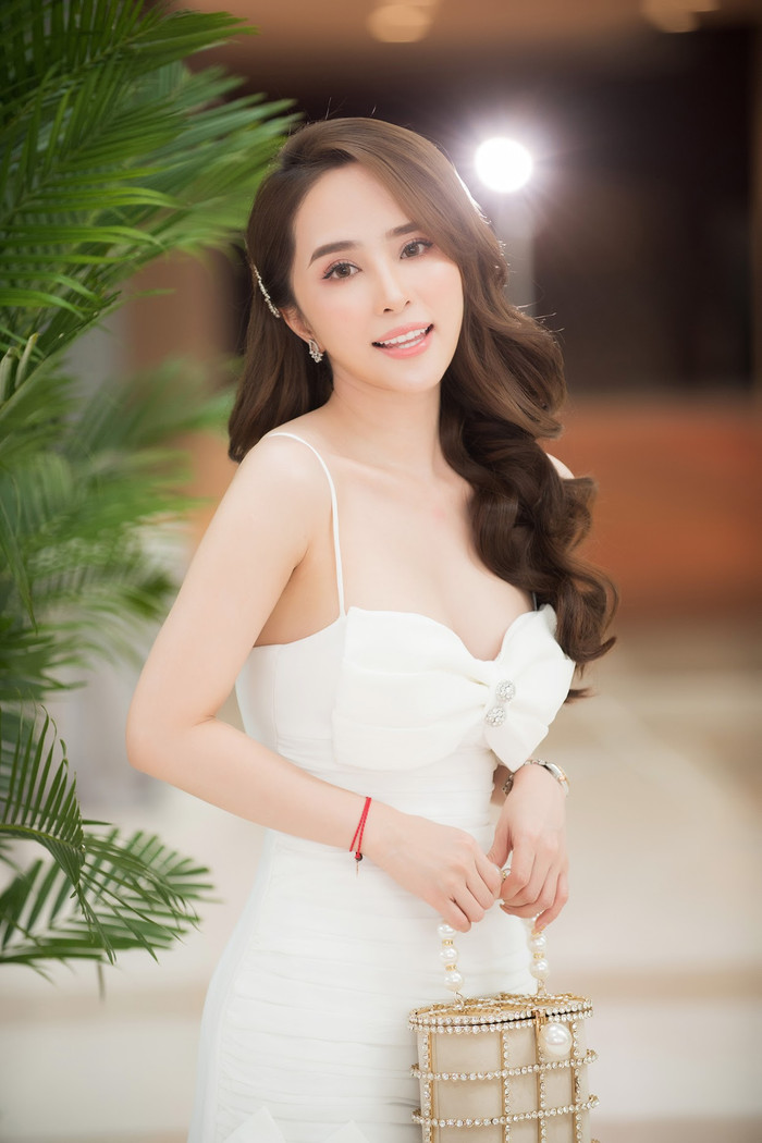 Quỳnh Nga được biết đến là một trong những nữ diễn viên xinh đẹp và gợi cảm của showbiz Việt