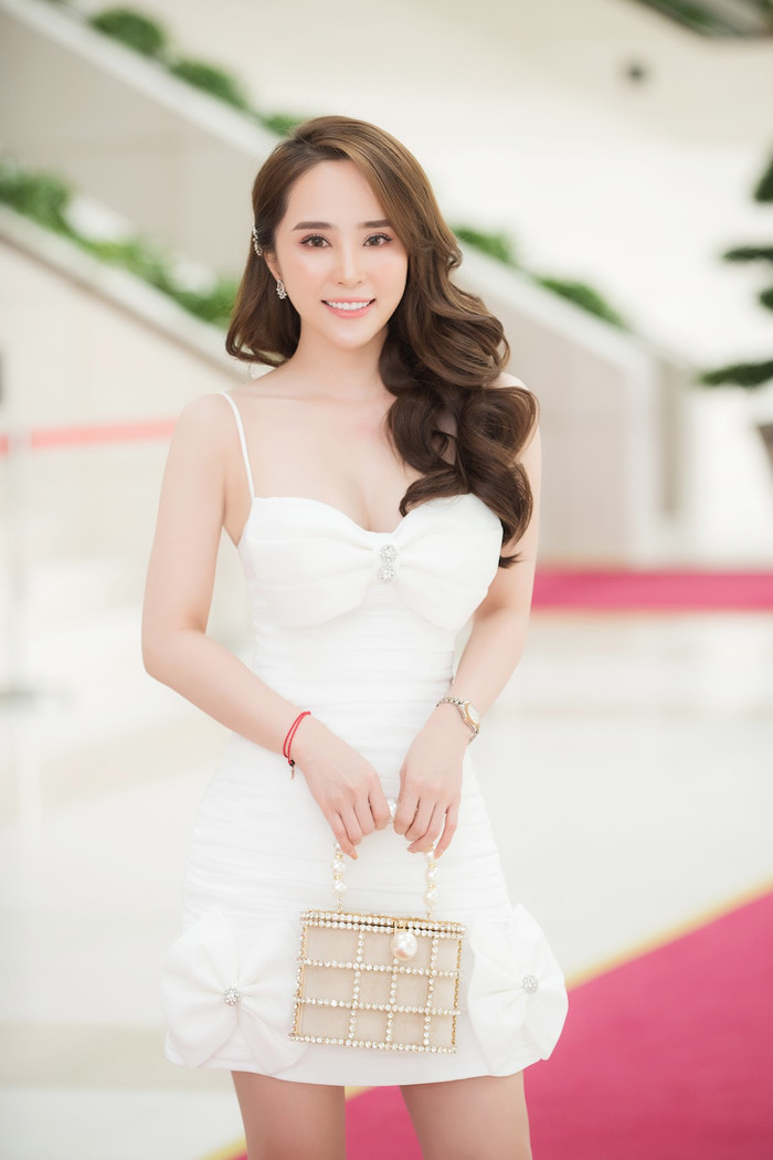 Trong sự kiện ngày hôm qua, Quỳnh Nga diện váy trắng khoe vòng 1 cực kỳ nóng nỏng, trẻ trung