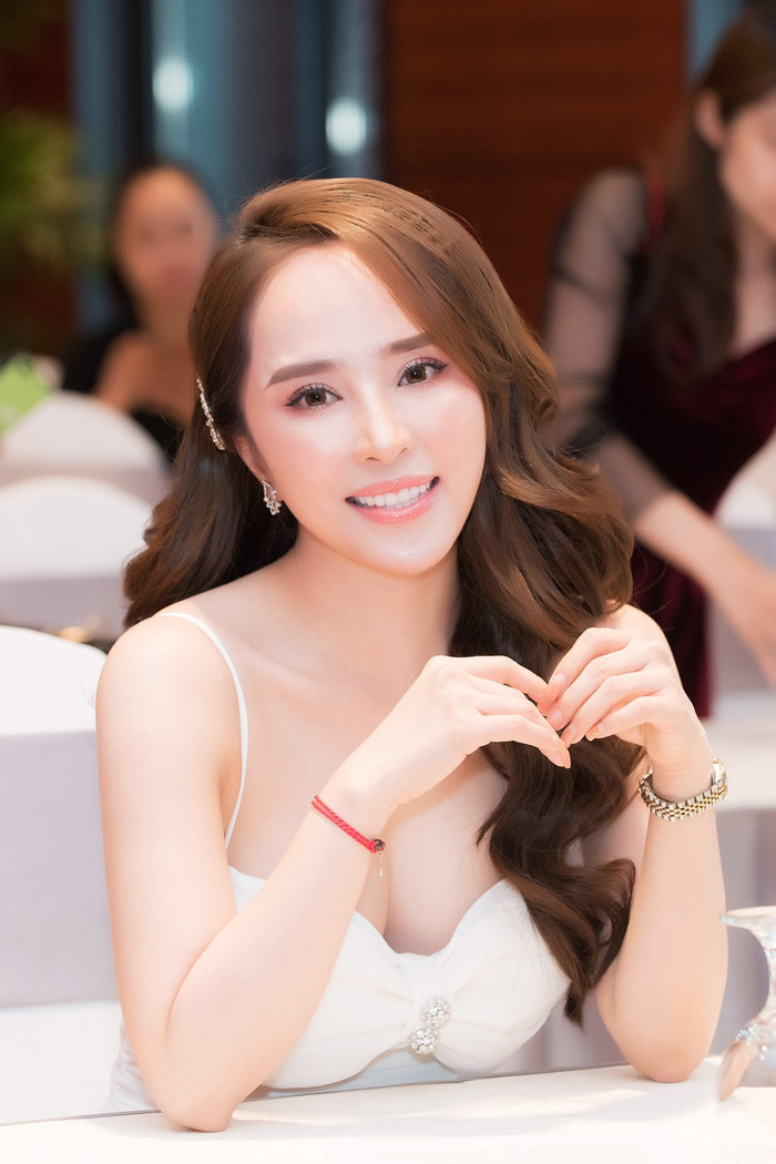  Việc giữ gìn sắc vóc cũng giúp cô được nhiều nhãn hàng làm đẹp quan tâm.