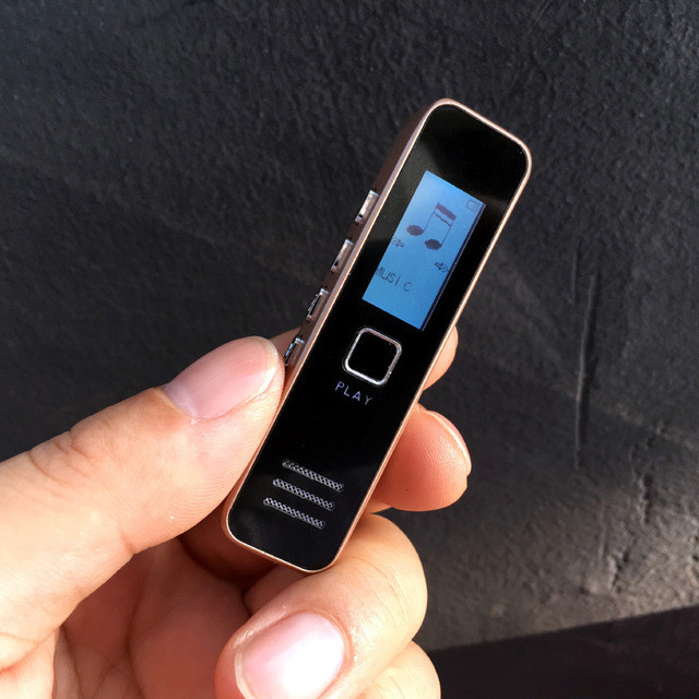 Vì sợ con mình xảy ra việc không hay nên phụ huynh này đã đặt máy ghi âm vào trong túi xách của con khi đến lớp. Ảnh minh họa