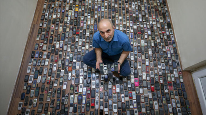 Được biết, những chiếc điện thoại mà ông có được chủ yếu đến từ chính công việc sửa chữa điện thoại của ông. (Ảnh: milliyet)