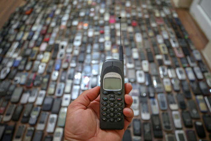 Şahabettin Özçelik nói rằng ông bắt đầu làm việc như một thợ sửa điện thoại 20 năm trước vì rất thích điện thoại di động. Ông cũng bắt đầu sưu tập điện thoại từ thời điểm này. (Ảnh: milliyet)