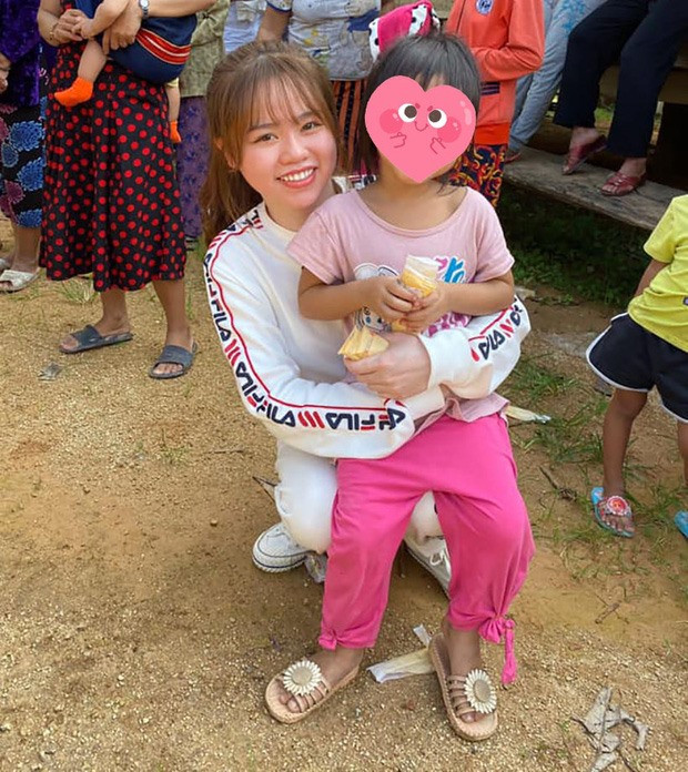 Huỳnh Anh vui vẻ đi từ thiện sau ồn ào bị tố 'cắm sừng' Quang Hải Ảnh 1