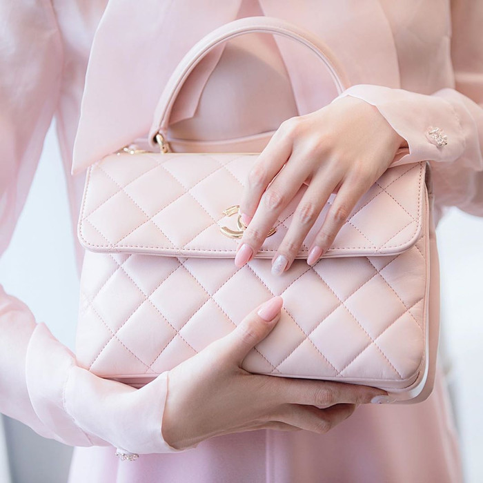 Chiếc túi Chanel đắt giá cùng tông làm điểm nhấn. 