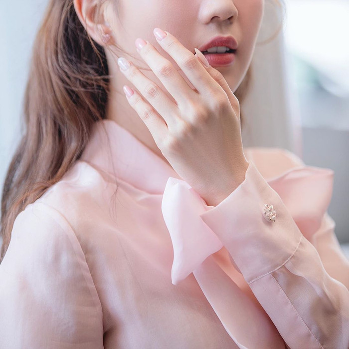 Phần móng tay cũng được đầu tư, trang trí thanh nhã, tạo thành tổng thể phù hợp. 