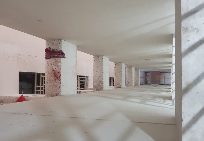 Nhiều vết máu tại khu vực giếng trời, nơi thi thể rơi xuống. Ảnh: T.L./Zing