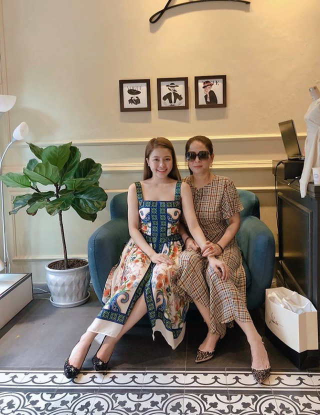 Bên cạnh đó, người hâm mộ cũng không quên gửi lời chúc mừng cho cô nàng vì có một người mẹ tâm lý như vậy.