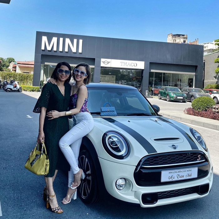 Trâm Anh chính thức tậu xế hộp tiền tỷ ở tuổi 24.
