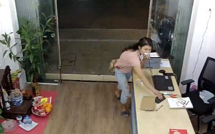 Clip: Thấy chủ cửa hàng để iPhone 11 Pro Max hớ hênh trên bàn, 'nữ quái' 'tiện tay' lấy trộm rồi chuồn lẹ Ảnh 2