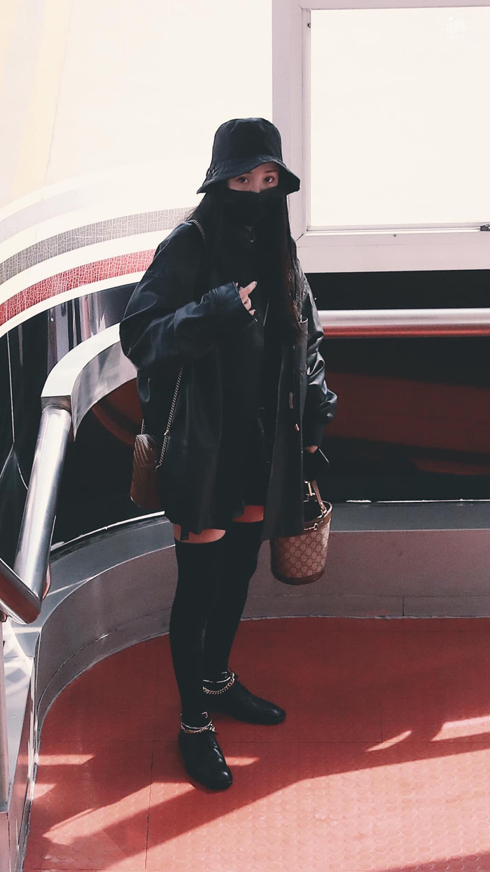 Bà mẹ một con vừa xách kiểu túi xô của Gucci vừa túi đeo mini màu nâu trên vai được cánh phóng viên chụp lại được 