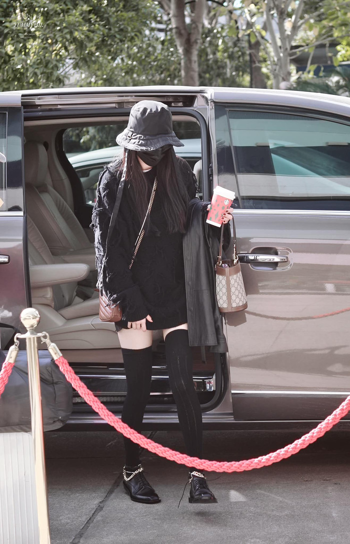 Dương Mịch xuất hiện trước phi trường cách đây không lâu với nguyên cây đồ đen kín mít từ trên xuống 'dát' bao nhiêu  túi xách trên người 