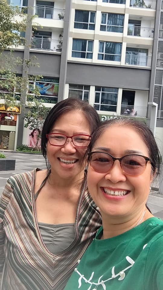 Mẹ ruột và mẹ chồng Lê Phương chụp ảnh selfie thân thiết