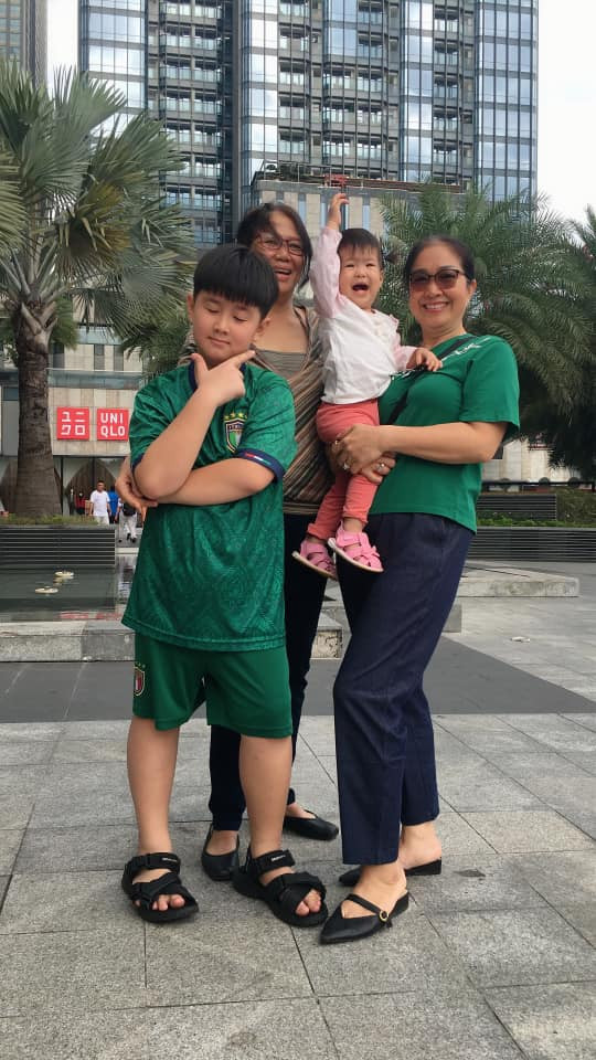 Cậu bé Cà Pháo cũng góp mặt trong khung ảnh với bà nội và bà ngoại