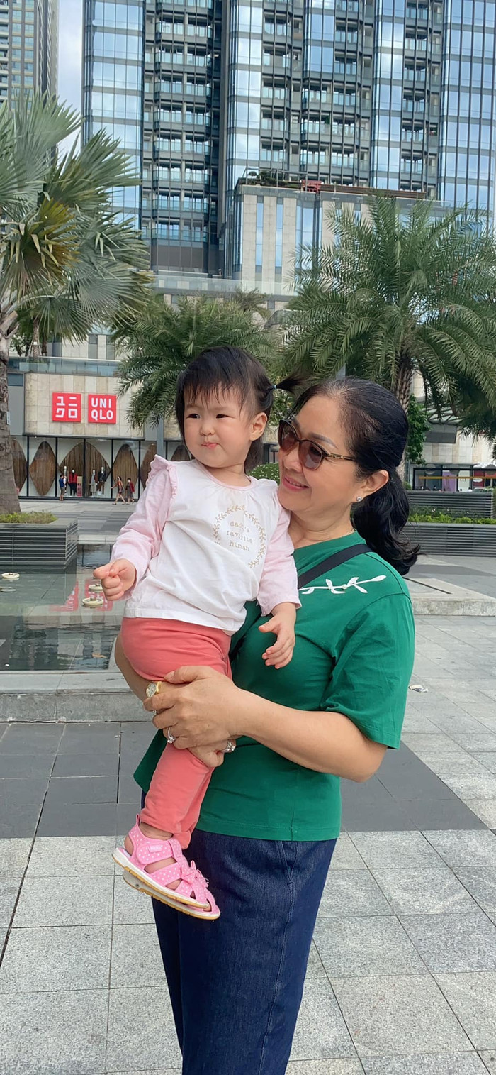 Bé Bông - con gái của nữ diễn viên và ông xã Trung Kiên được hai bên nội ngoại vô cùng yêu thương cưng chiều