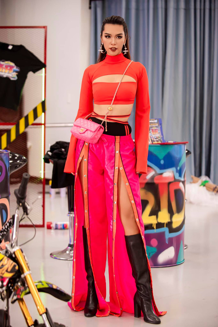 Đảm nhận vai trò giám khảo casting trong một show thời trang, Hà Anh diện bộ cánh nổi bật với tông hồng tươi tắn, các đường xẻ cao nơi chân, áo croptop... mang đến tổng thể hài hòa, mạnh mẽ cho set đồ. 