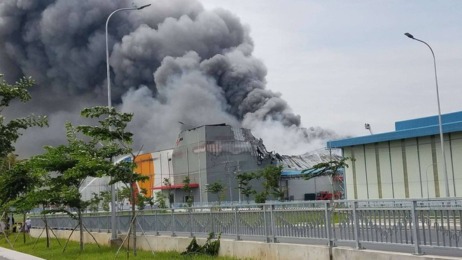 Công ty thực phẩm rộng hàng nghìn m2 bất ngờ bốc cháy dữ dội, khói đen bốc cao hàng chục mét Ảnh 1