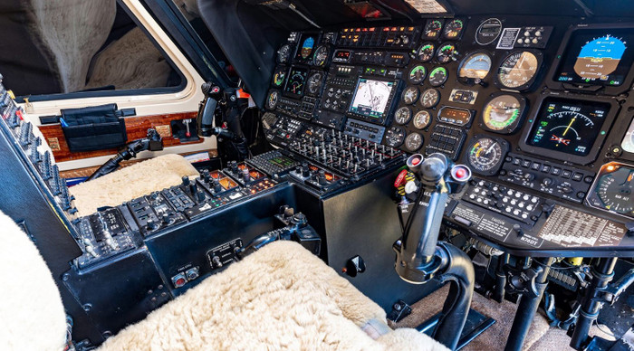  Cabin của trực thăng được ốp gỗ gụ châu Phi. (Ảnh: Aero Asset)