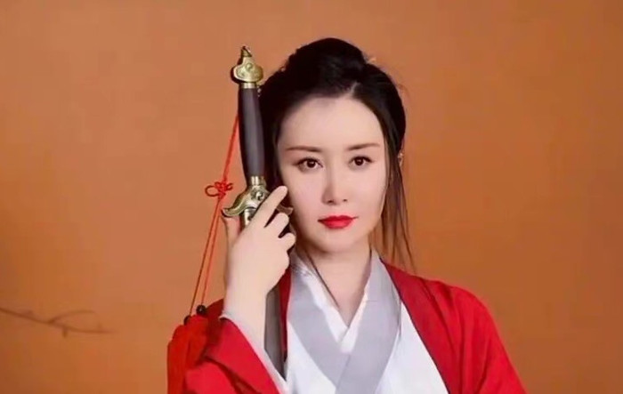 Thư Sướng xuất hiện với gương mặt cứng đờ.