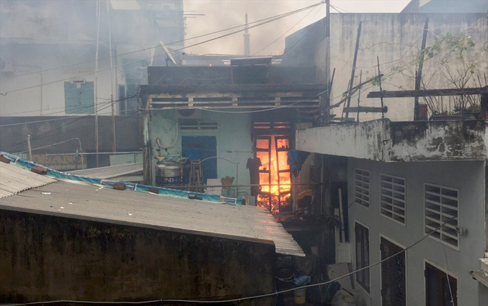 Một nhà dân ở Bình Định bất ngờ bốc cháy giữa mưa bão số 12 Ảnh 2