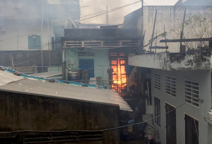 Ngôi nhà bốc cháy giữa lúc trời đang mưa to, gió lớn. Ảnh: H.P/Lao Động