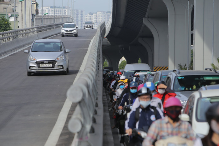 Nếu phương tiện ô tô chỉ mất chưa đầy 2 phút đi toàn tuyến đường Vành đai 2 từ Ngã Tư Sở đến Ngã Tư Vọng thì phải mất cả tiếng chỉ với đoạn đường ngắn bên dưới.
