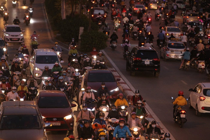 Dù trời đã tối dần nhưng tình trạng ùn tắc tại đây vẫn chưa có dấu hiệu hạ nhiệt. 