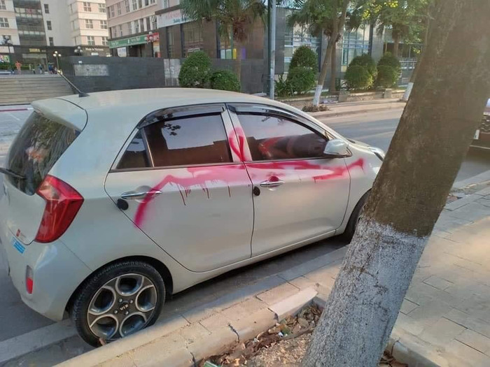 Xe ô tô bị xịt sơn đỏ.&nbsp;