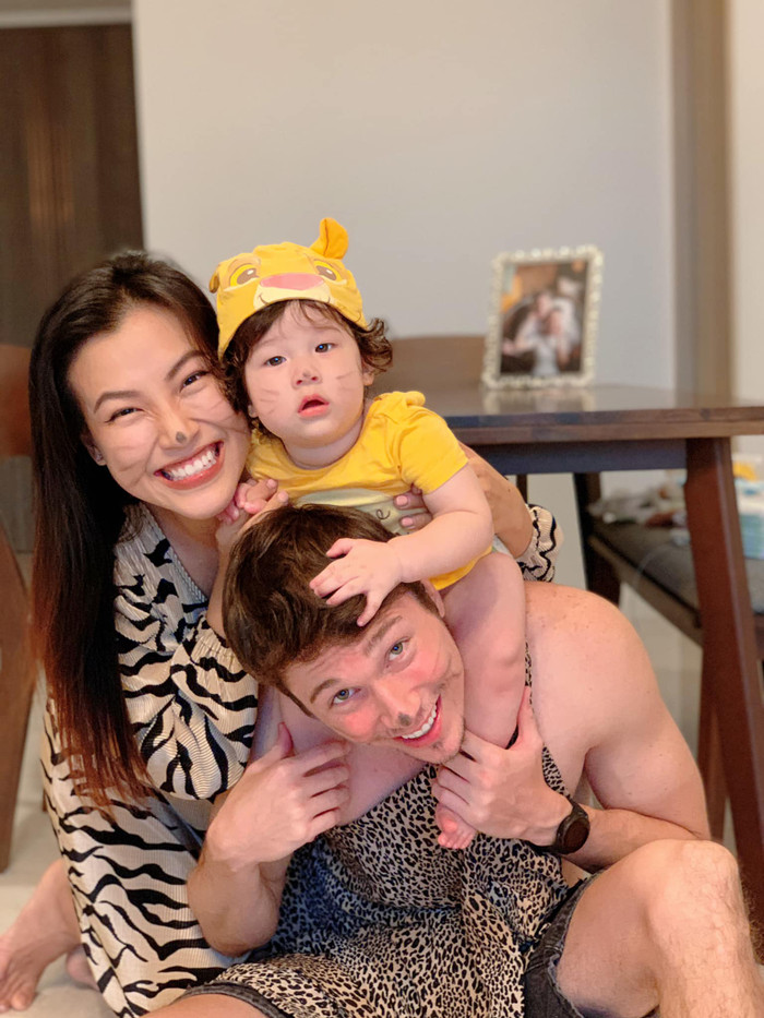 Với bố mẹ sở hữu nhan sắc 'cực phẩm' thế này thì việc bé Max được khen ra dáng chuẩn soái ca nhí là điều dễ hiểu