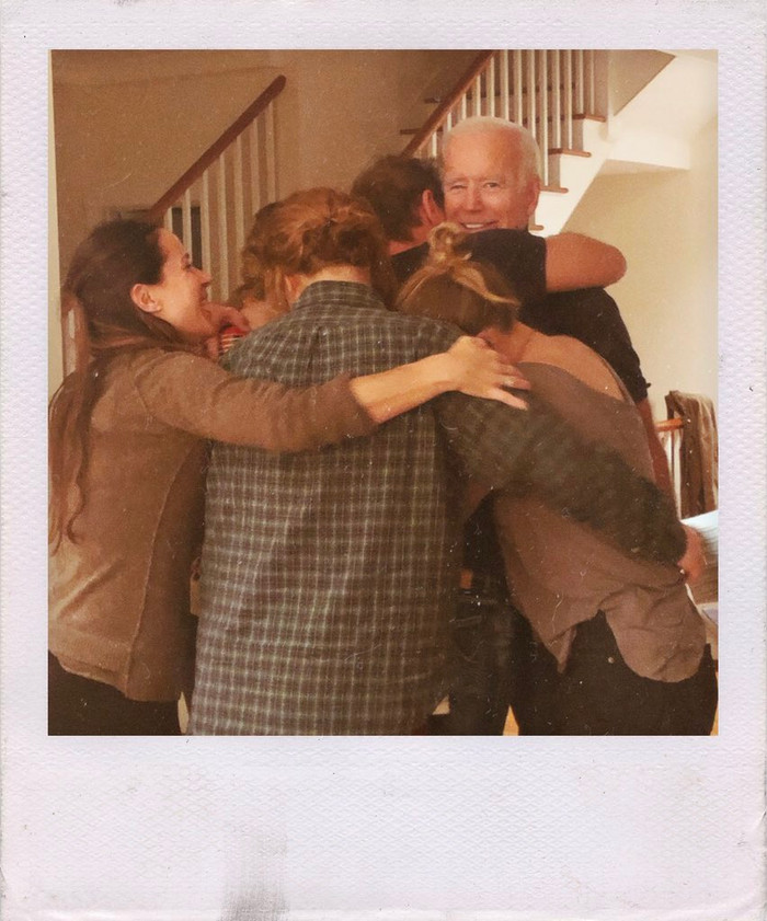 Khoảnh khắc ông Joe Biden biết tin đắc cử Tổng thống Mỹ và sự vui mừng khôn xiết của các thành viên trong gia đình. (Ảnh: Naomi Biden / Twitter)